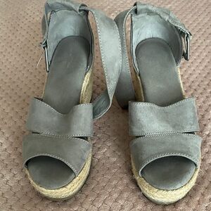 Universal Thread Gray Espadrille Wedges